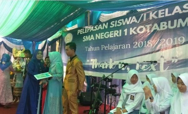 Pelepasan Siswa SMAN 1 Kotabumi Diwarnai Isak Tangis Pelepasan Siswa SMAN 1 Kotabumi Diwarnai Isak Tangis