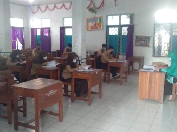 Kegiatan KBM Pertemuan Tatap Muka (PTM) terbatas dengan menerapkan Protokol Kesehatan di SMAN 1 Kotabumi Kegiatan KBM Pertemuan Tatap Muka (PTM) terbatas dengan menerapkan Protokol Kesehatan di SMAN 1 Kotabumi
