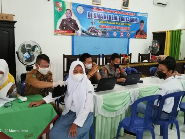 Pelajar SMAN 1 Kotabumi melakukan Vaksinasi Covid 19
