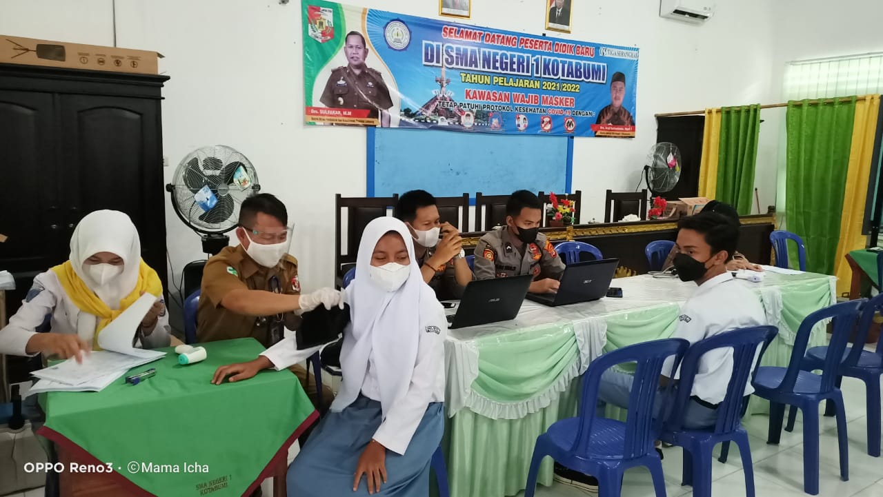 Pelajar SMAN 1 Kotabumi melakukan Vaksinasi Covid 19