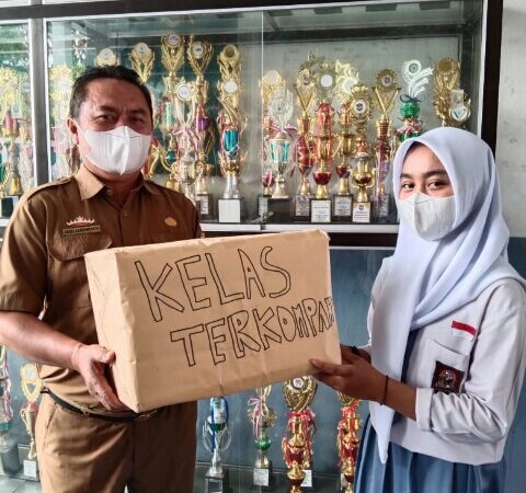 Pembagian Hadiah Perlombaan dalam memperingati Sumpah Pemuda ke-93 di SMAN 1 Kotabumi Pembagian Hadiah Perlombaan dalam memperingati Sumpah Pemuda ke-93 di SMAN 1 Kotabumi