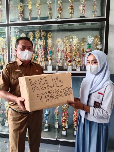 Pembagian Hadiah Perlombaan dalam memperingati Sumpah Pemuda ke-93 di SMAN 1 Kotabumi