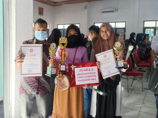 3 Siswi SMAN 1 Kotabumi menjuarai Lomba Solo Song Lagu Lampung tingkat SMA yang Diadakan Lembaga Swadaya Perempuan Mandiri (LSPM) Provinsi Lampung di Makodim 0412/LU, Rabu dan Kamis (22-23/12)