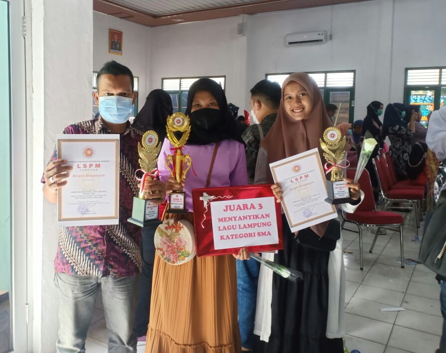 3 Siswi SMAN 1 Kotabumi menjuarai Lomba Solo Song Lagu Lampung tingkat SMA yang Diadakan Lembaga Swadaya Perempuan Mandiri (LSPM) Provinsi Lampung di Makodim 0412/LU, Rabu dan Kamis (22-23/12)