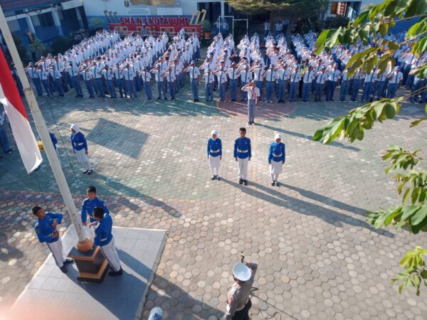 Polisi Sahabat Sekolah berkunjung di Sekolah Menjadi Pembina Upacara Polisi Sahabat Sekolah berkunjung di Sekolah Menjadi Pembina Upacara