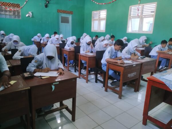 Pelaksanaan UTS Ganjil Tahun Ajaran 2022/2023 SMA Negeri 1 Kotabum1 Pelaksanaan UTS Ganjil Tahun Ajaran 2022/2023 SMA Negeri 1 Kotabum1