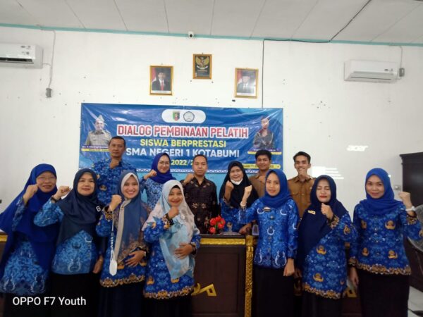 Tim Guru Pembinaan Siswa Berprestasi SMA Negeri 1 Kotabumi Antusias Ikuti Pelatihan Tim Guru Pembinaan Siswa Berprestasi SMA Negeri 1 Kotabumi Antusias Ikuti Pelatihan