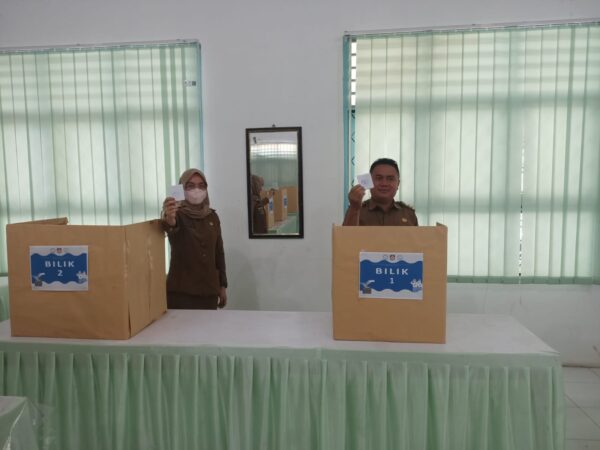 Ajarkan Praktik Berdemokrasi, SMA Negeri 1 Kotabumi Adakan Pemilihan Ketua Osis Periode 2022/2023 Ajarkan Praktik Berdemokrasi, SMA Negeri 1 Kotabumi Adakan Pemilihan Ketua Osis Periode 2022/2023
