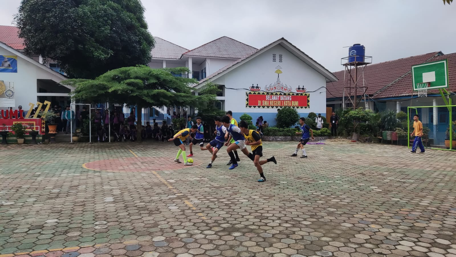 Jelang Pembagian Raport, Siswa SMAN 1 Kotabumi Adakan Class Meeting Beragam Lomba Jelang Pembagian Raport, Siswa SMAN 1 Kotabumi Adakan Class Meeting Beragam Lomba