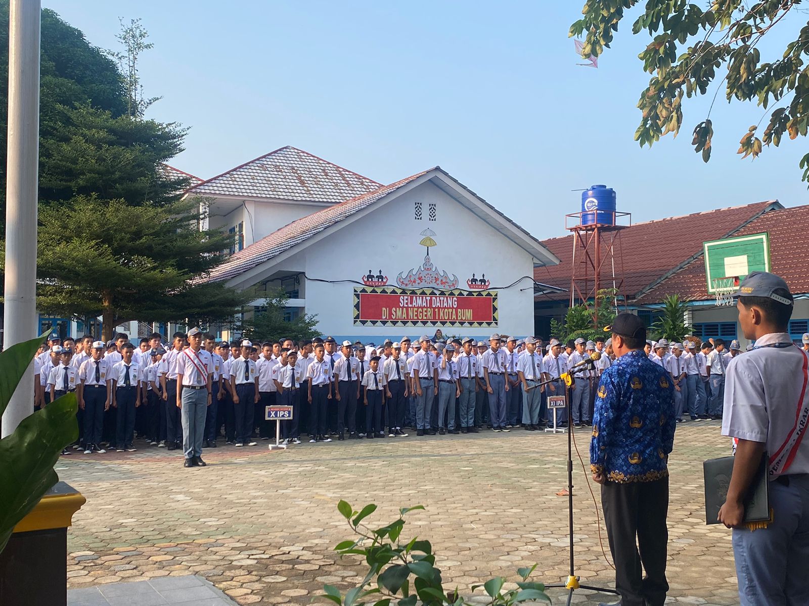 Hari Pertama Masuk Sekolah di SMAN 1 Kotabumi Tahun Ajaran Baru 2023/2024 Dimulai dengan Semangat dan Antusiasme Tinggi Hari Pertama Masuk Sekolah di SMAN 1 Kotabumi Tahun Ajaran Baru 2023/2024 Dimulai dengan Semangat dan Antusiasme Tinggi
