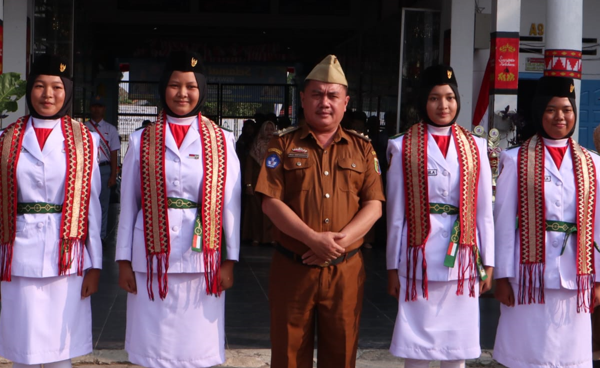 Kebanggan, Penyambutan Kembali Empat Siswa SMAN 1 Kotabumi yang Terpilih sebagai Pengibar Bendera HUT RI ke-78 Kabupaten Lampung Utara Kebanggan, Penyambutan Kembali Empat Siswa SMAN 1 Kotabumi yang Terpilih sebagai Pengibar Bendera HUT RI ke-78 Kabupaten Lampung Utara