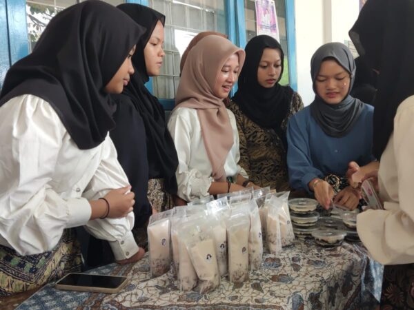 Kecintaan pada Batik: SMA Negeri 1 Kotabumi Rayakan Hari Batik Nasional dengan Beragam Kegiatan