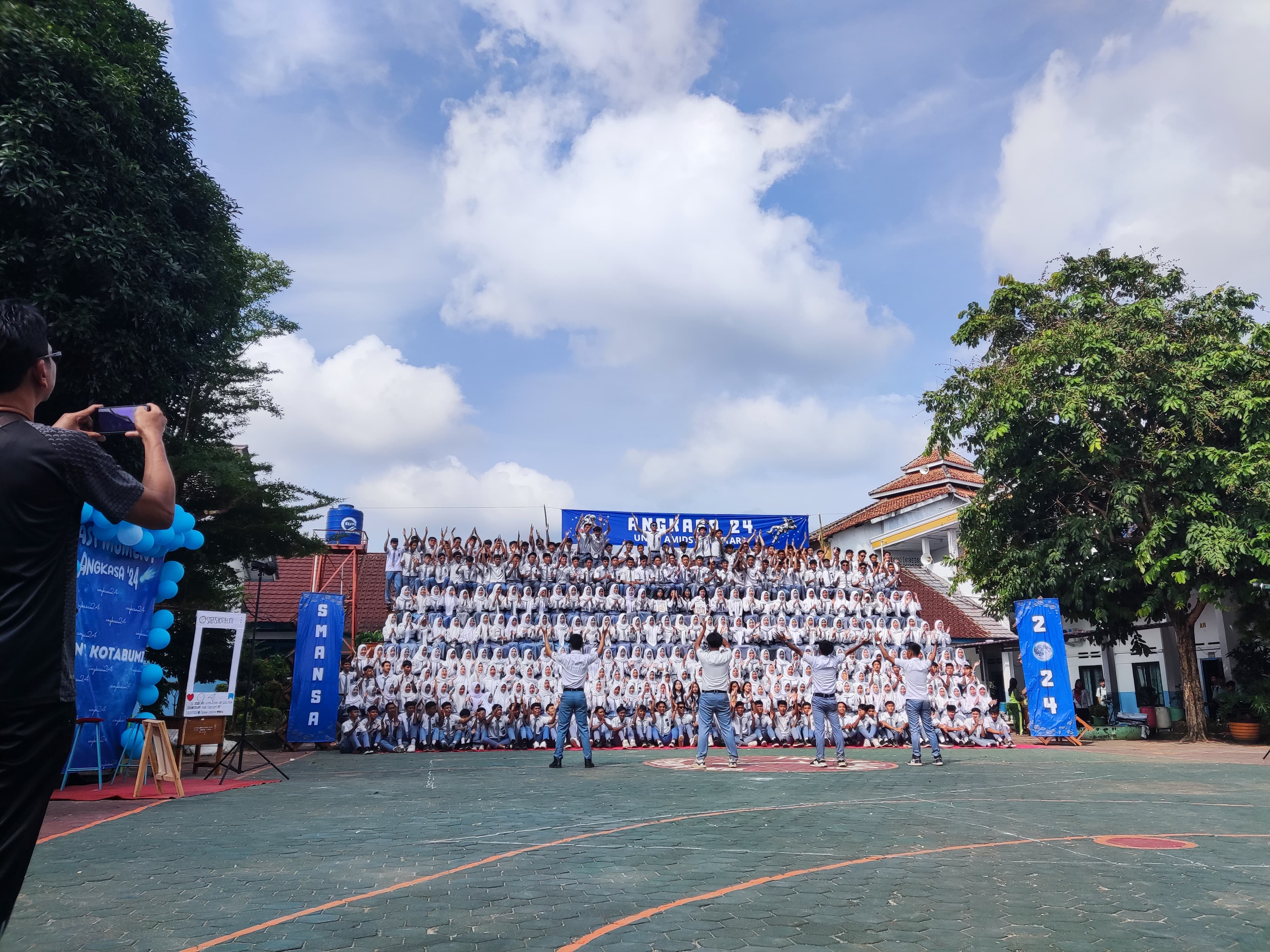 SMA Negeri 1 Kotabumi Gelar Kegiatan "Last Moment": Foto Bersama sekaligus Sosialisasi dari DPKP SMA Negeri 1 Kotabumi Gelar Kegiatan "Last Moment": Foto Bersama sekaligus Sosialisasi dari DPKP