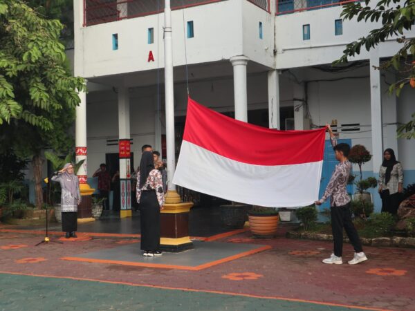 Hari Kartini Dalam Semangat Kebangsaan: Upacara Bendera di SMA Negeri 1 Kotabumi Hari Kartini Dalam Semangat Kebangsaan: Upacara Bendera di SMA Negeri 1 Kotabumi