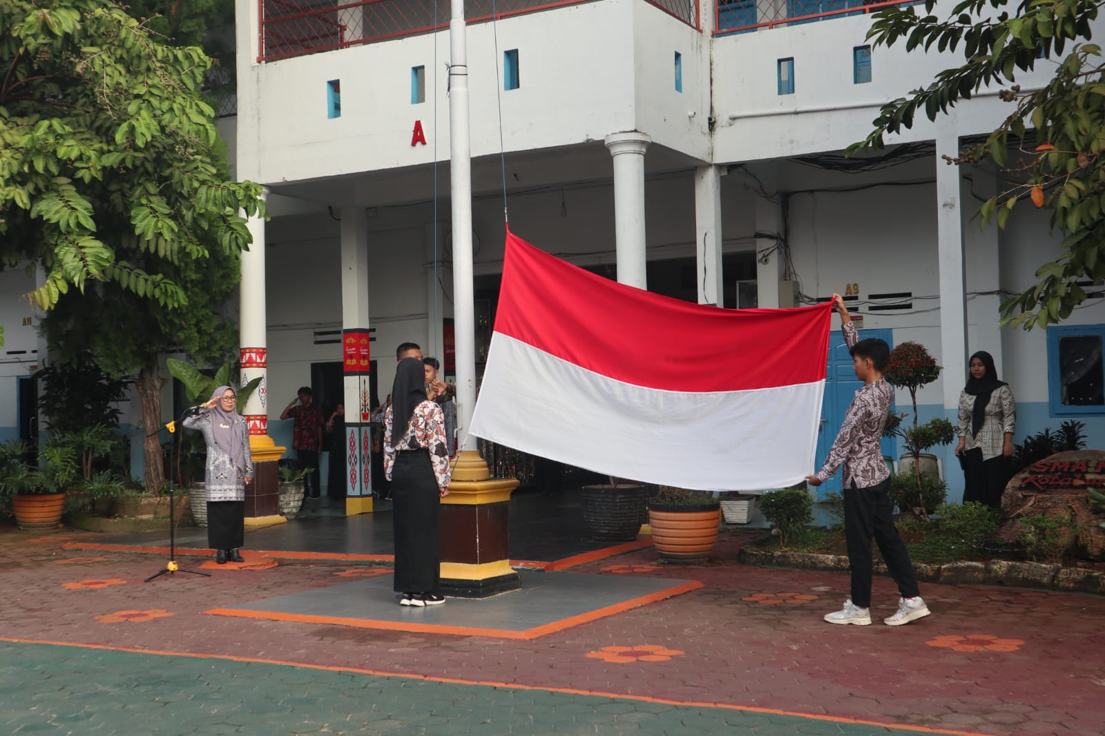 Hari Kartini Dalam Semangat Kebangsaan: Upacara Bendera di SMA Negeri 1 Kotabumi Hari Kartini Dalam Semangat Kebangsaan: Upacara Bendera di SMA Negeri 1 Kotabumi