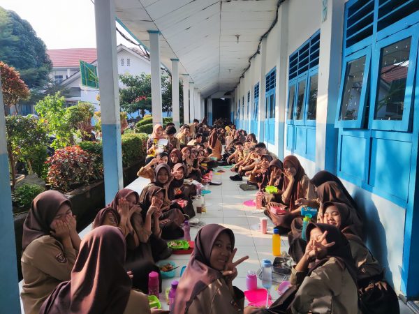 Jumat Bersih dan Sarapan Pagi Bersama di SMA Negeri 1 Kotabumi Jumat Bersih dan Sarapan Pagi Bersama di SMA Negeri 1 Kotabumi