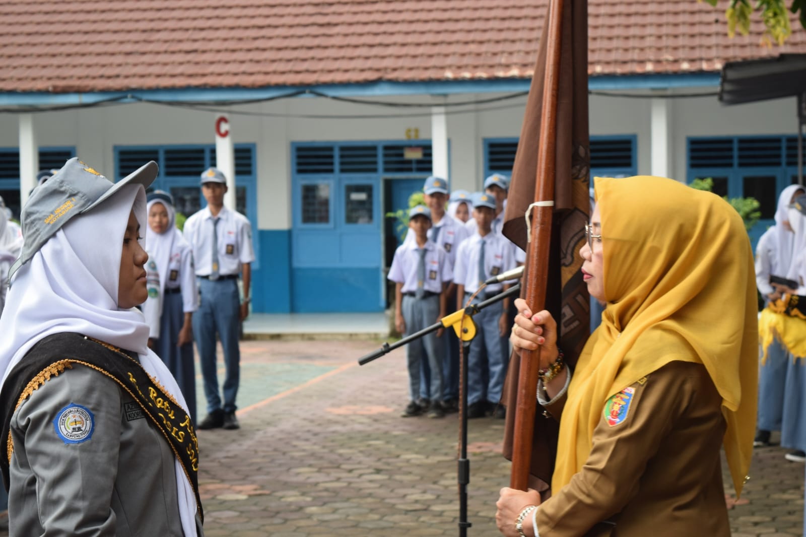 Upacara Pengukuhan Pengurus OSIS dan MPK Periode 2024/2025 di SMA Negeri 1 Kotabumi Upacara Pengukuhan Pengurus OSIS dan MPK Periode 2024/2025 di SMA Negeri 1 Kotabumi