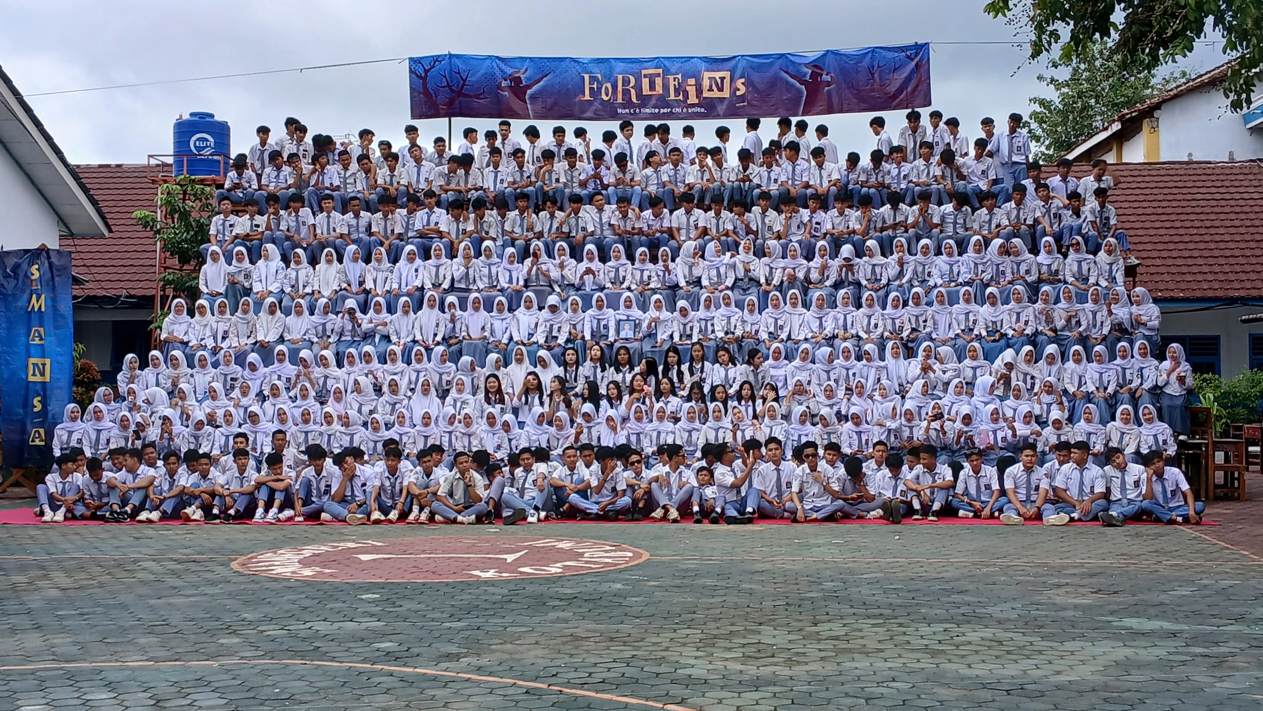 Kenangan Terukir: Siswa Siswi Kelas XII SMA Negeri 1 Kotabumi Gelar Foto Angkatan pada Kegiatan Last Moment Kenangan Terukir: Siswa Siswi Kelas XII SMA Negeri 1 Kotabumi Gelar Foto Angkatan pada Kegiatan Last Moment
