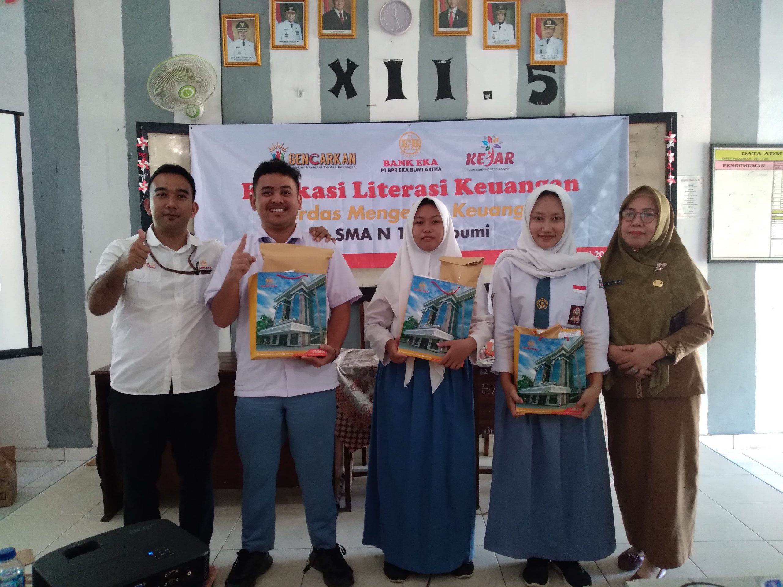 Siswa SMA Negeri 1 Kotabumi Ikuti Sosialisasi Edukasi Literasi Keuangan dari Bank Eka Siswa SMA Negeri 1 Kotabumi Ikuti Sosialisasi Edukasi Literasi Keuangan dari Bank Eka